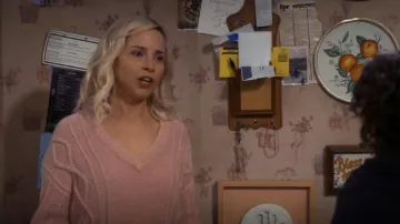 Suéter Madewell Augustus usado por Becky Conner-Healy (Lecy Goranson) como se ve en The Conners (S05E11)