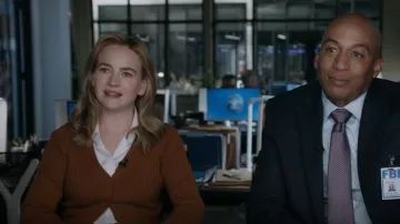 Wilfred Mani­la Cardi­gan worn by Laura Stensen (Britt Robertson) as seen in The Rookie: Feds (S01E12)