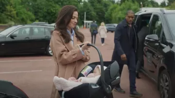 Reiss Felo Cinturón Blindseam Abrigo usado por la Sra. Catherine MacDiarmid (Lara Pulver) como se ve en Maternal (S01E02)