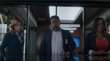 J Crew Clas­sic Cot­ton Cardi­gan Sweater worn by Laura Stensen (Britt Robertson) as seen in The Rookie: Feds (S01E13)