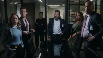 Yunclos One But­ton Plaid Suit Jack­et worn by Laura Stensen (Britt Robertson) as seen in The Rookie: Feds (S01E14)