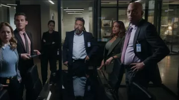  Zara Olive Green Blazer worn by Simone Clark (Niecy Nash) as seen in The Rookie: Feds (S01E14)