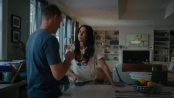Madre La camiseta gráfica Rowdy usada por Kate Foster (Catherine Reitman) como se ve en Workin' Moms (S07E01)