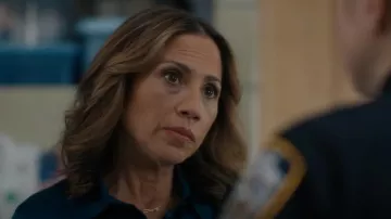 Collier Gorjana Parker porté par le détective Crystal Morales (Elizabeth Rodriguez) vu dans l’est de New York (S01E10)