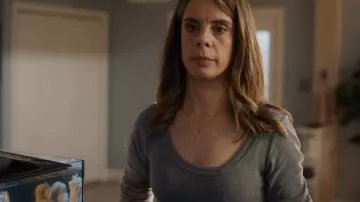 James Perse Grey Scoop Neck Top porté par la détective Samantha Wazowski (Meredith MacNeill) comme on le voit dans Pretty Hard Cases (S03E06)