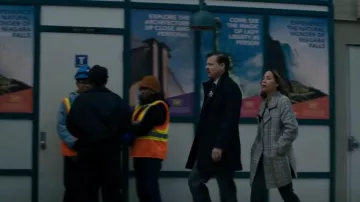 Belle & Bloom Ex-boyfriend Wool Blend Oversize Veste portée par la détective Crystal Morales (Elizabeth Rodriguez) vue dans l’est de New York (S01E11)