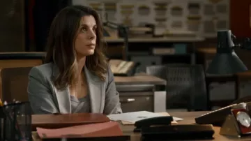 Reiss Neave Slim Fit Jersey Stretch Blazer usada por la Det. Samantha Wazowski (Meredith MacNeill) como se ve en Pretty Hard Cases (S03E06)
