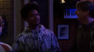 Vingt sweats à capuche Monreal Pineapple portés par Carter (Julian Gant) comme on le voit dans Call Me Kat (S03E15)