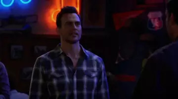 Chemise western à carreaux à carreaux Moonshine Spirit pour hommes portée par Max (Cheyenne Jackson) comme on le voit dans Call Me Kat (S03E15)