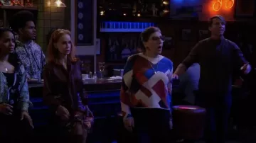 Tee-shirt imprimé Maeve à manches longues porté par Kat (Mayim Bialik) comme on le voit dans Call Me Kat (S03E15)