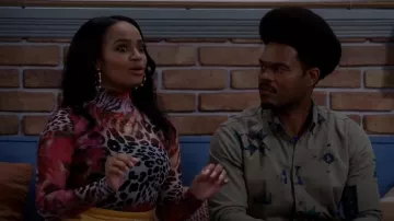 Adivina Kamaria Top usado por Randi (Kyla Pratt) como se ve en Call Me Kat (S03E15)