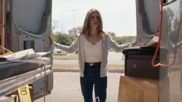 Aritzia TNA Sweat à capuche en gris porté par la détective Samantha Wazowski (Meredith MacNeill) vu dans Pretty Hard Cases (S03E07)