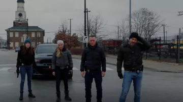 Chaqueta Nini de Outdoor Survival Canada Gris usada por vista por Hailey Upton (Tracy Spiridakos) vista en Chicago P.D. (S10E13)