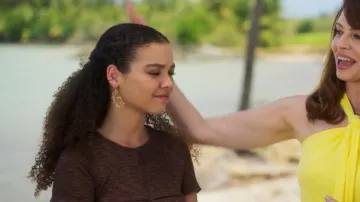 H&M Cropped Top usado por Ryeligh (Selah Austria) como se ve en Fantasy Island (S02E07)