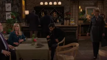 Theory Oaklane Cl Trenchcoat, porté par Julianne (Wendie Malick) vu dans Night Court (S01E04)