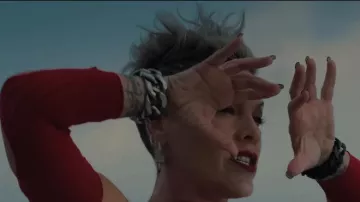 The XXL gourmette bracelet worn by P! NK in its music video TRUSTFALL
