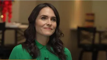 Sezane Ann Shirt in Bright Green worn by Lilia Luciano as seen in CBS Mornings on February 23, 2023