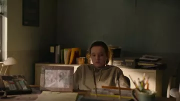 H&M Re­laxed-fit Hood­ie worn by Ellie Williams (Bella Ramsey) as seen in The Last of Us (S01E07)