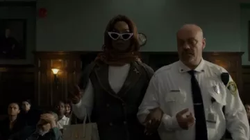Le Specs The Last Lolita usada por Kevin Milstead (J. Harrison Ghee) como se ve en Accused (S01E05)