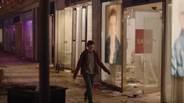 Bella Canvas Sleeve Base­ball T-Shirt worn by Ellie Williams (Bella Ramsey) as seen in The Last of Us (S01E07)