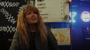 Carchartt Wip Michi­gan Jack­et worn by Charlie Cale (Natasha Lyonne) as seen in Poker Face (S01E04)