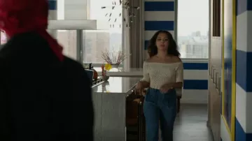 Maje Jeans avec détails tressés portés par Isabela Benitez-Santiago (Juani Feliz) vus à Harlem (S02E06)