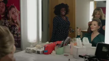 Robe de satin Maje avec volants portée par Anna Sharpe (Kate Rockwell) vue à Harlem (S02E06)