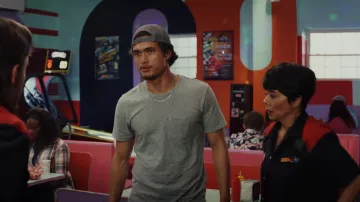 Levi's Set-In Sun­set Pock­et T-Shirt In Medium Grey worn by Davis McDowell (Charles Melton) as seen in Poker Face (S01E07)
