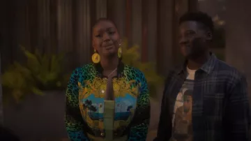 H&M X Versace Bomber Jacket usada por Annika Longstreet (Justine Skye) como se ve en grown-ish (S05E14)