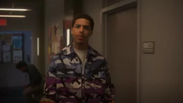 Chaqueta de camisa de camisa de camuflaje de camuflaje de Valentino usada por Andre Johnson, Jr. (Marcus Scribner) como se ve en adulto (S05E14)