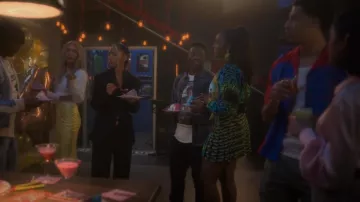 Mini falda de seda de H&M usada por Annika Longstreet (Justine Skye) como se ve en adulto (S05E14)