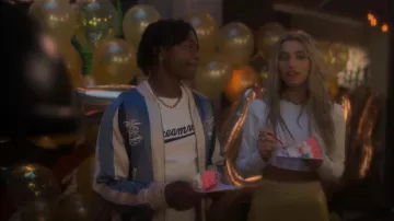 La chaqueta bordada azul y rosa Kooples en tela usada por Zeke (Ceyair J Wright) como se ve en adulto (S05E14)