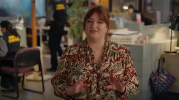 Blusa de cuello de corbata de Anthropologie usada por Dolores Stubb (Kelli Ogmundson) como se ve en Control de animales (S01E02)