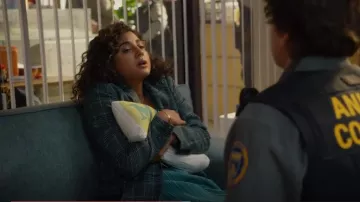Blazer Maje Vislanda porté par Emily Price (Vella Lovell) comme on le voit dans Animal Control (S01E02)
