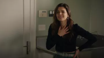 ASTR Parte superior delantera de manga larga en negro usada por Camila Savia como se ve en Control de animales (S01E02)