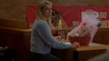 Cardigan de punto bordado inglés de fábrica usado por Sylvie Brett (Kara Killmer) como se ve en Chicago Fire (S11E13)