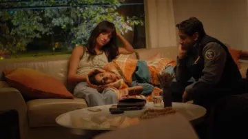 American Eagle Graphic True Tank usado por Victoria Sands (Grace Palmer) como se ve en Animal Control (S01E02)