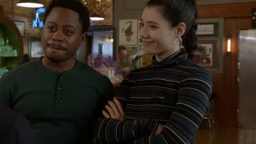 Veronica Beard Audrey Turtleneck Top usado por Violet Mikami (Hanako Greensmith) como se ve en Chicago Fire (S11E13)