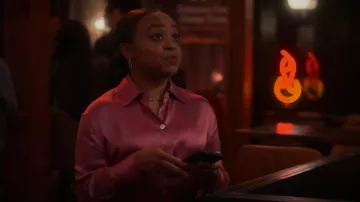 Vince Relaxed Button Up Blusa de seda usada por Jaff (Quinta Brunson) como se ve en Party Down (S03E01)