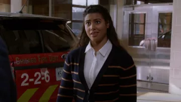 Blusa Vince Essential usada por Kylie Estevez (Katelynn Shennett) vista en Chicago Fire (S11E13)