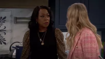 DKNY Women’s Long Sleeve Animal Print Sweater porté par Tina Butler (Tichina Arnold) comme vu dans The Neighborhood (S05E14)