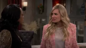 Bardot Boucle Blazer en rose porté par Gemma Johnson (Beth Behrs) vu dans The Neighborhood (S05E14)