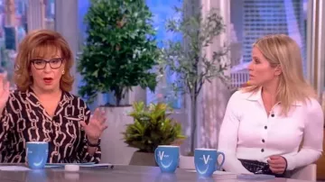 Proenza Schouler White Label Rib-Knit Cardigan ajustado usado por Sara Haines como se ve en The View el 23 de febrero de 2023