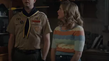 Anthropologie Colorblocked Novelty Stitch Tee usada por Samantha (Rose McIver) como se ve en Ghosts (S02E15)