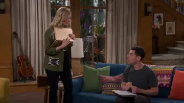 Veste de campagne brodée Scotch & Soda portée par Gemma Johnson (Beth Behrs) vue dans The Neighborhood (S05E14)