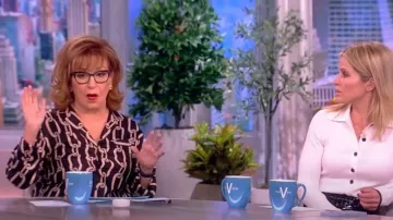 Nili Lotan Juste Camisa de satén con estampado en cadena usada por Joy Behar como se ve en The View el 23 de febrero de 2023