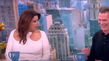 Proenza Schouler Clean Viscose Knit Top usado por Ana Navarro como se ve en The View el 24 de febrero de 2023