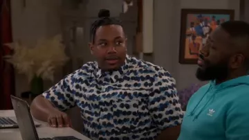 Chemise Ted Baker Deimos Spot Print portée par Marty Butler (Marcel Spears) vue dans The Neighborhood (S05E14)