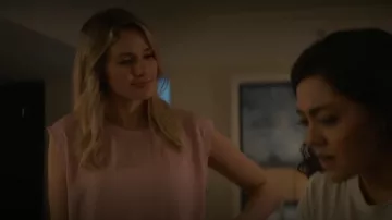 J Crew Mauve Sleeveless Drapey Top usado por Kate Whistler (Tori Anderson) como se ve en NCIS: Hawai'i (S02E15)