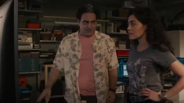 Camisa de viscosa Benson Rosseau S/S usada por Ernie Malik (Jason Antoon) vista en NCIS: Hawai'i (S02E15)